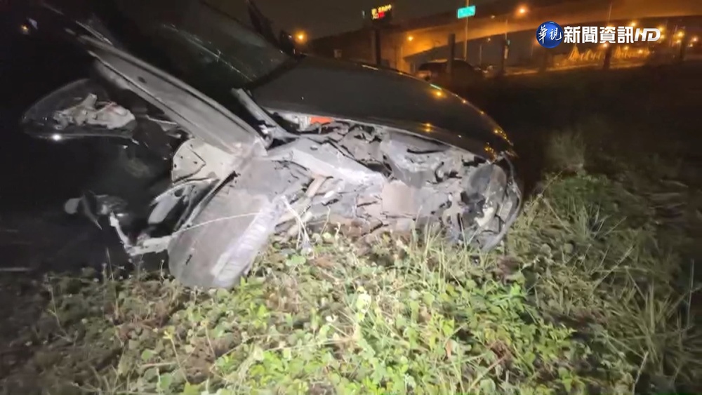 44歲男開車擦撞機車衝空地 無生命跡象送醫