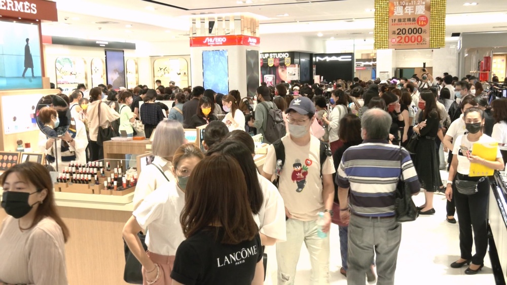 百貨周年慶推限量贈品吸睛 業績拚破118億