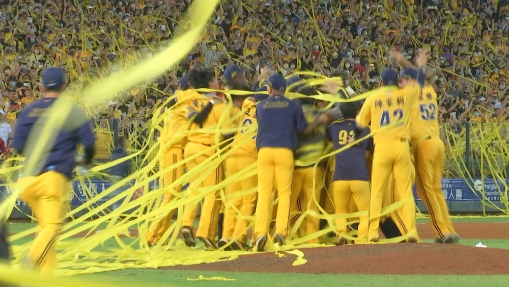 中信兄弟風光二連霸 封王"啤酒浴"殺紅眼