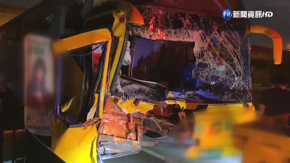 客運追撞吉普車 車頭全毀16人受傷送醫