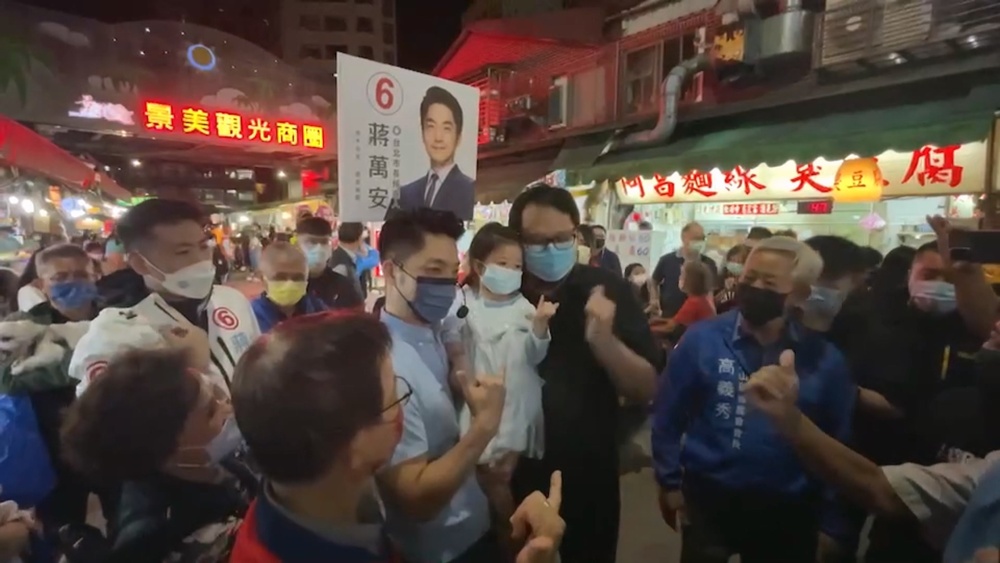 蔣萬安景美夜市掃街 民眾高喊"我愛你"