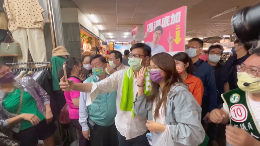 陳其邁"陸戰"開跑 路口拜票.掃街人氣高