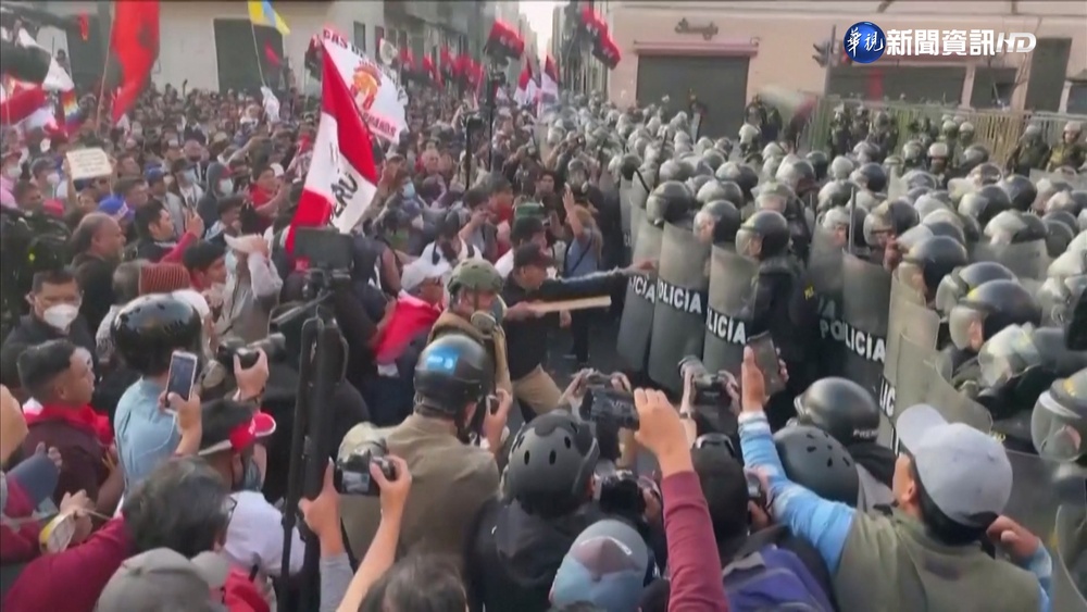秘魯大規模示威怒攻國會 要涉貪總統下台