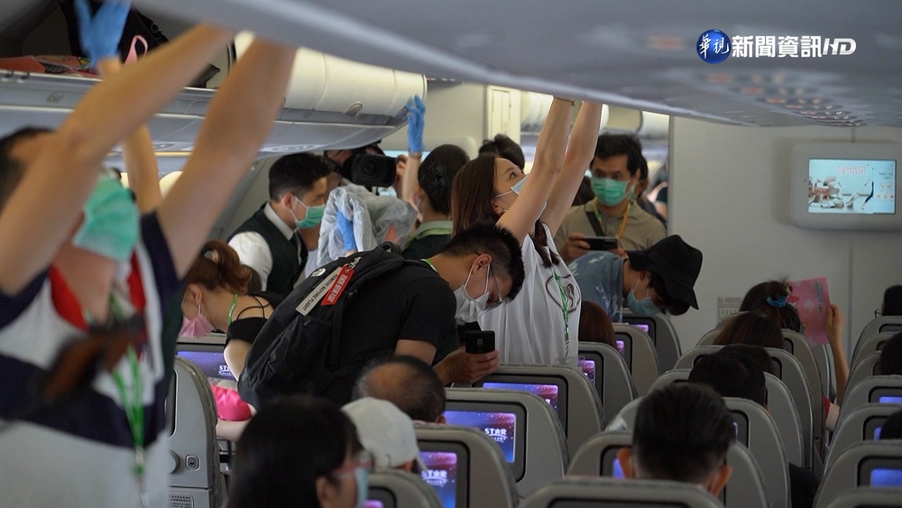 跟空姐玩躲貓貓! 網紅搭飛機拒開飛航模式