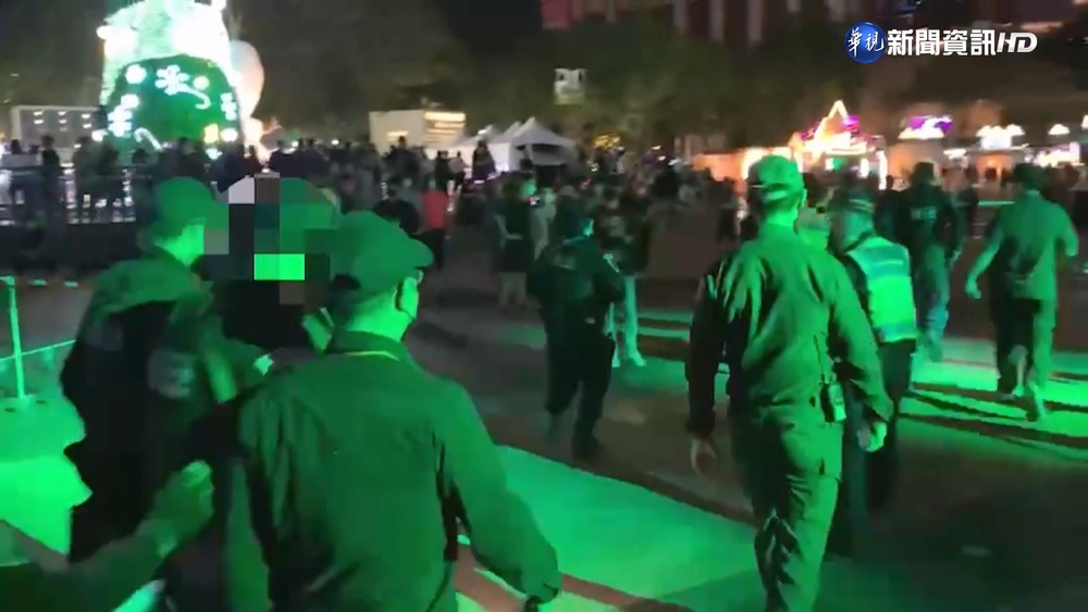 新北耶誕城驚魂 男帶刀.友嗆警6人遭壓制