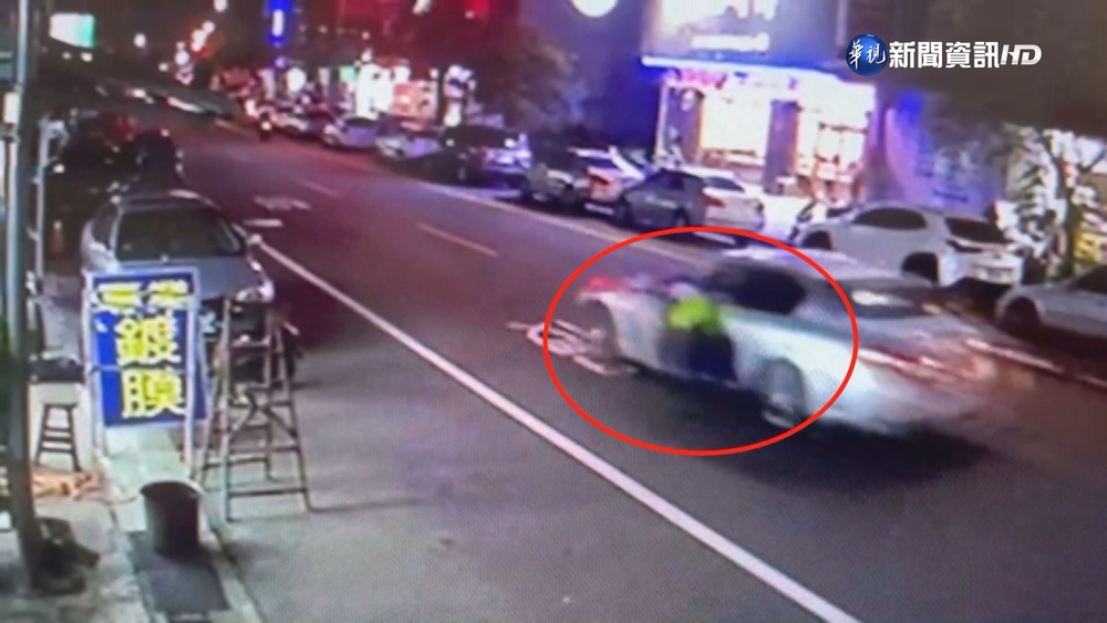 嫌拒檢亂衝連撞10車 警遭拖行50米"甩飛"