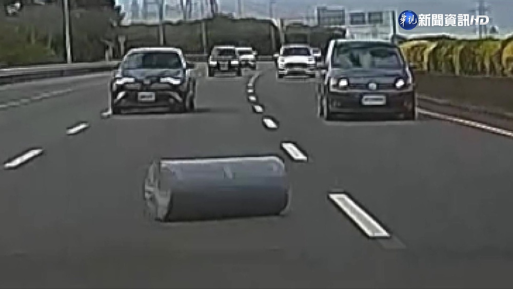 國道驚魂! 貨車掉大型圓柱物 砸中後方車輛