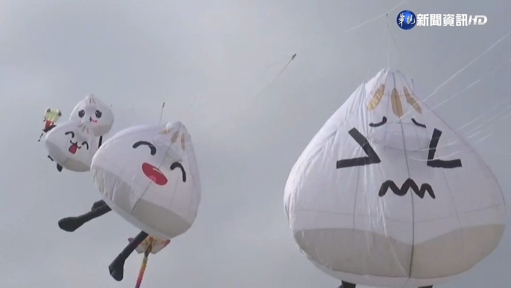 鹿港風箏節 16米鯨魚.肉包逗趣升空飄揚