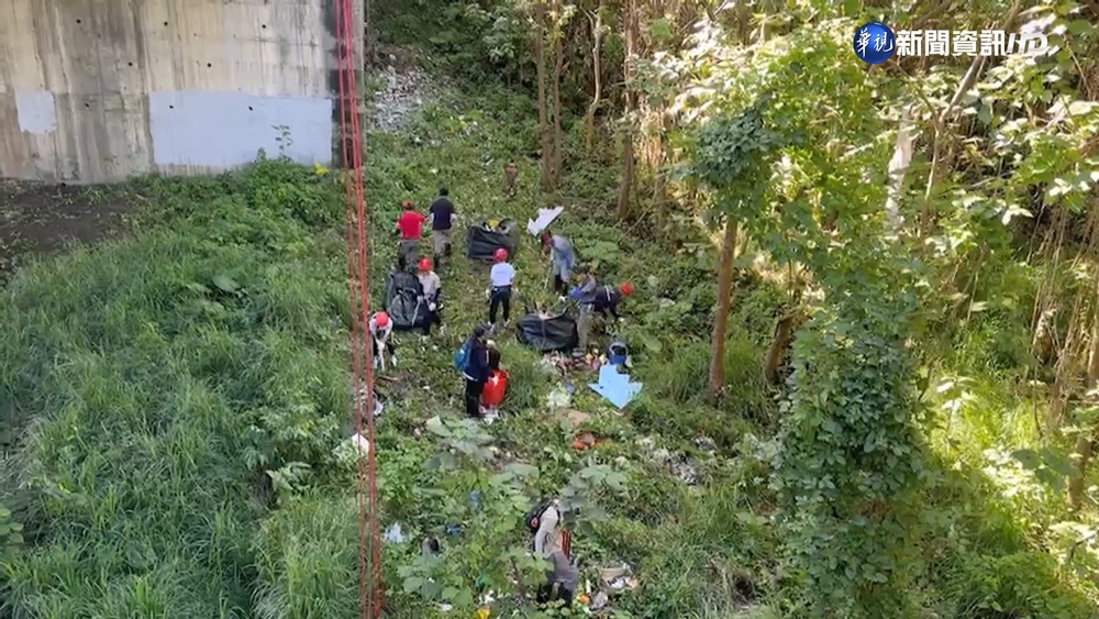 志工組隊花蓮淨山 吊車助運1.5噸垃圾