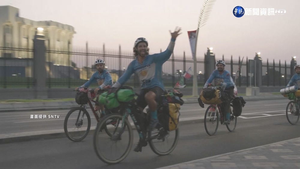 超瘋狂阿根廷足球迷! 4壯士騎腳踏車衝卡達