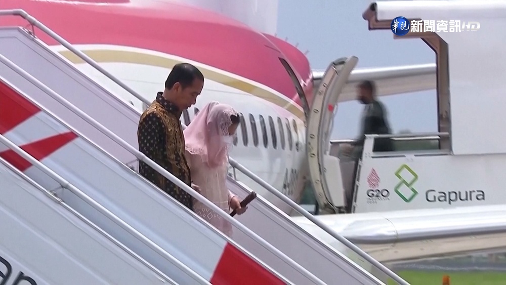 G20峰會明登場 印尼第一夫人下機不慎摔跤