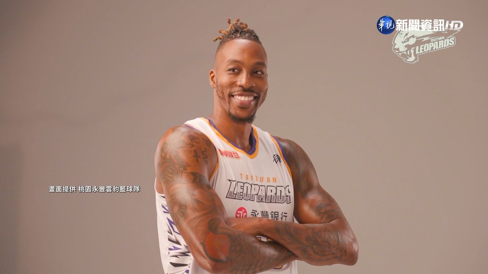 "魔獸"拍宣傳照得心應手! 秀肌肉露燦爛笑容