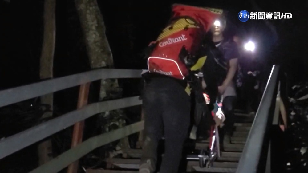2對夫妻爬山體力不支 消防隊連救6小時忙翻