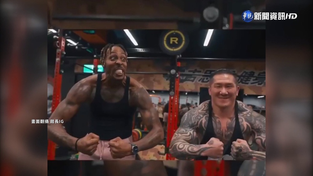 魔獸旋風!逛夜市"吃1物崩潰" 合體館長秀巨肌