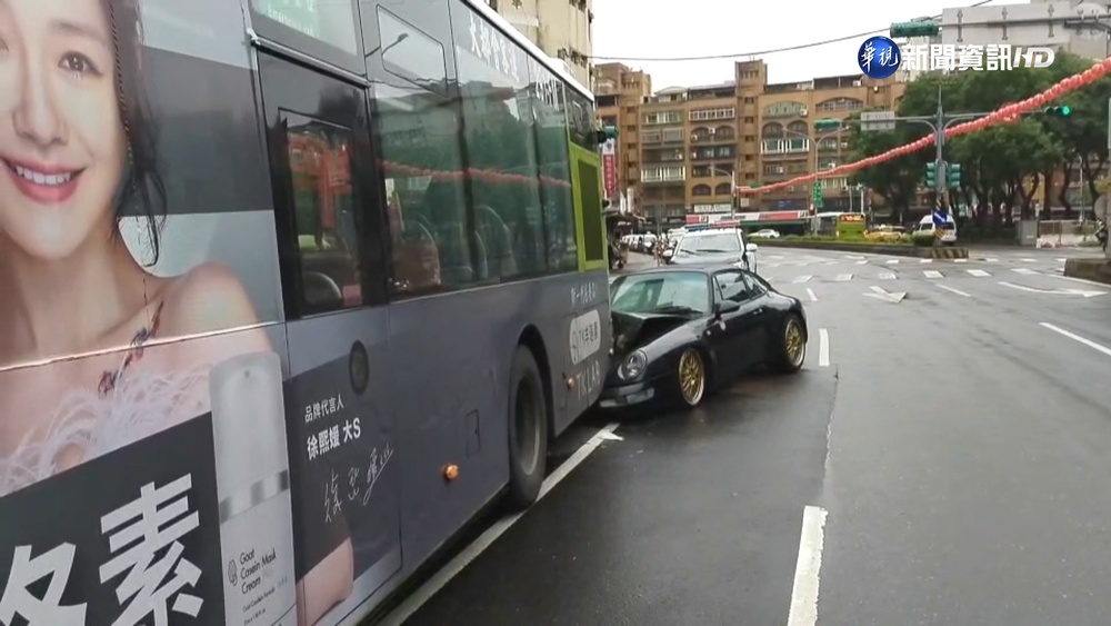 宿醉惹禍? 男開超跑自撞公車 車頭卡底盤