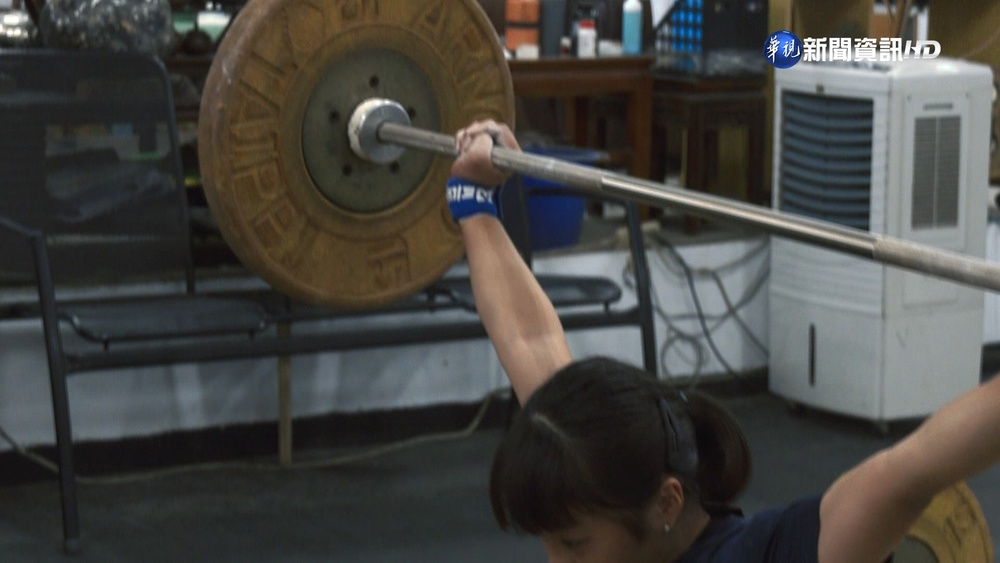首度參賽就摘金! 舉重三姐妹拚翻轉人生