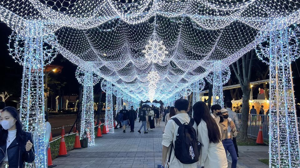 新北耶誕城「冰晶大道」神似靈堂？　網瘋傳：純白莊嚴