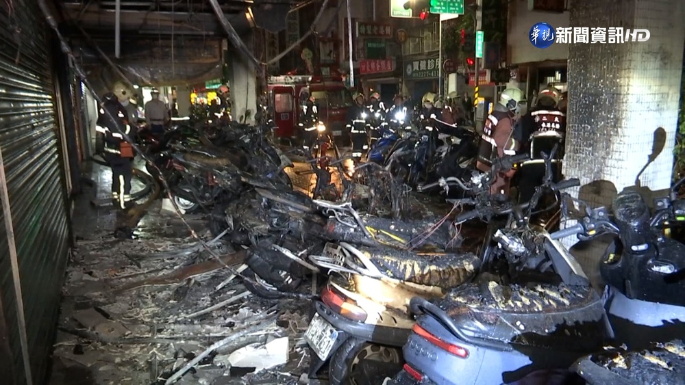 騎樓凌晨竄火燒10機車 警:不排除遭縱火