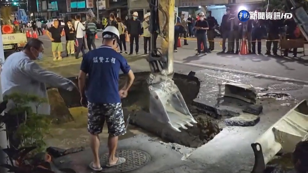 高雄驚現5公尺天坑 初判連續壁開挖釀禍