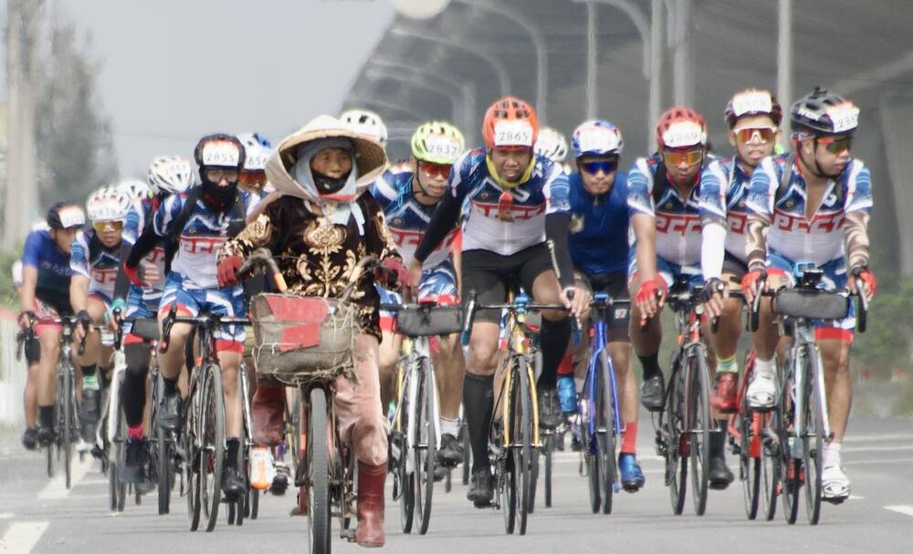 厲害了阿嬤！「一日雙塔」見斗笠嬤領騎 網笑翻加註解