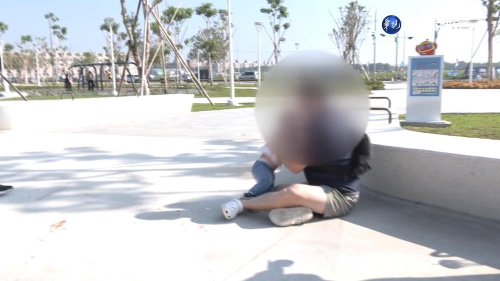 這樣太危險!公園"溜滑梯會暴衝" 父抱子慘摔