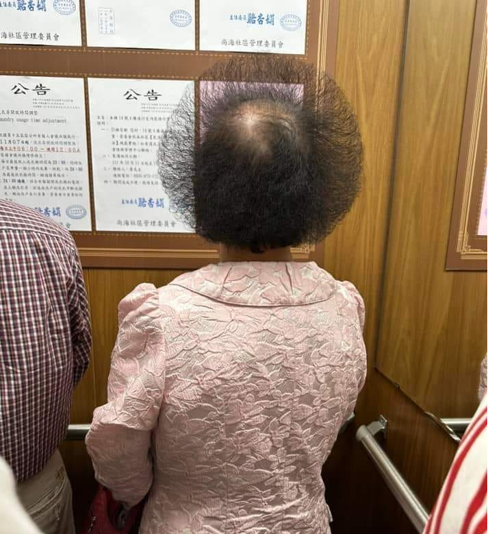 阿姨超蓬鬆「蒲公英」髮型 網笑：好想丟一顆乒乓球試試