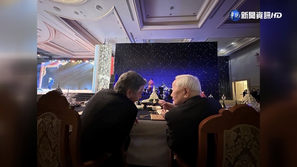 握手戴琪.與布林肯暢談 張忠謀APEC人氣高