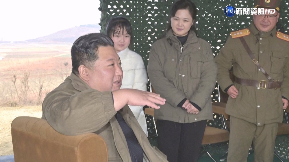 "金正恩之女"首度曝光 與爸牽手看飛彈試射