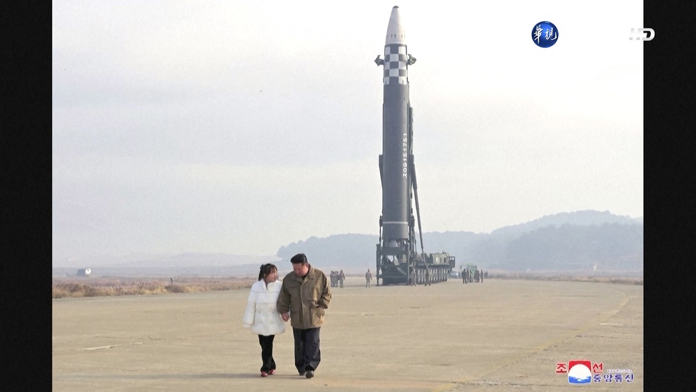 "金正恩女兒"首度曝光 緊牽爸視察導彈試射