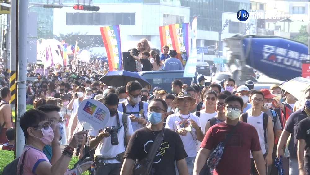 高雄同志遊行登場! 民眾變裝.候選人力挺