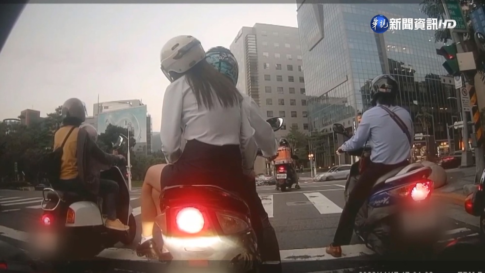 機車乘客"側坐"違法 最高可開罰600元