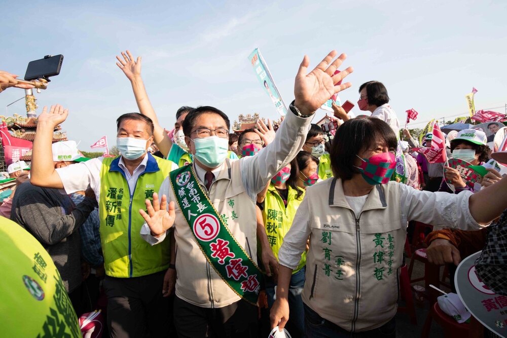 黃偉哲造勢大會3萬人響應 謝龍介明晚舉辦千元募款餐會
