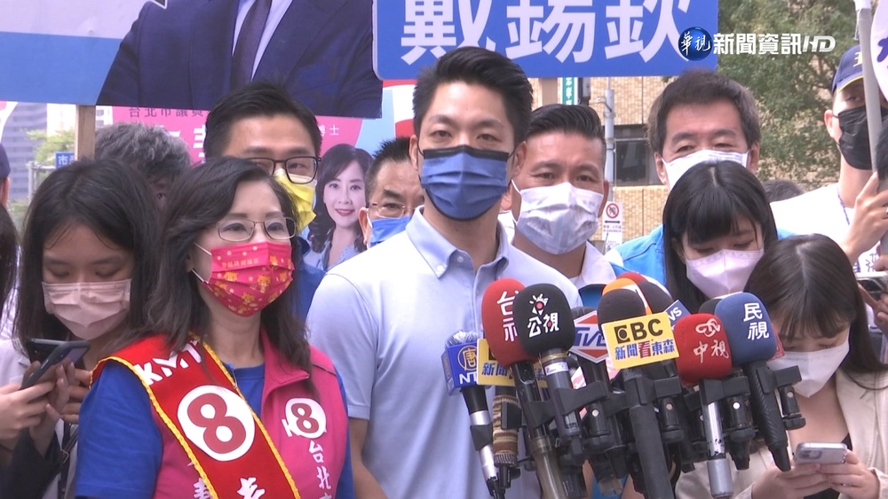 選戰倒數! 蔣.侯扮母雞率議員車掃衝刺