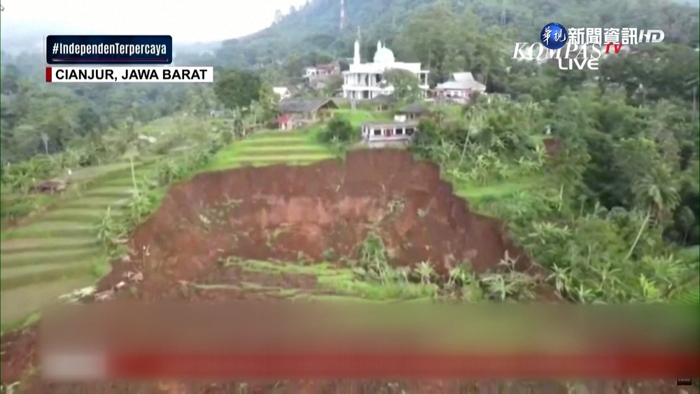 山坡震成大坑洞 西爪哇已268死.破1千傷