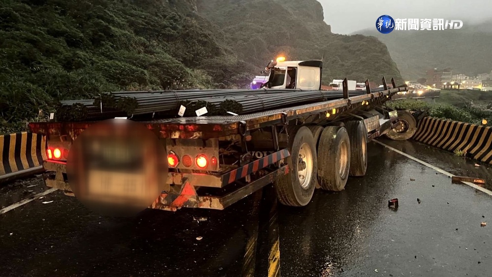 台2線瑞芳路段 曳引車載滿鐵條路滑撞橋墩