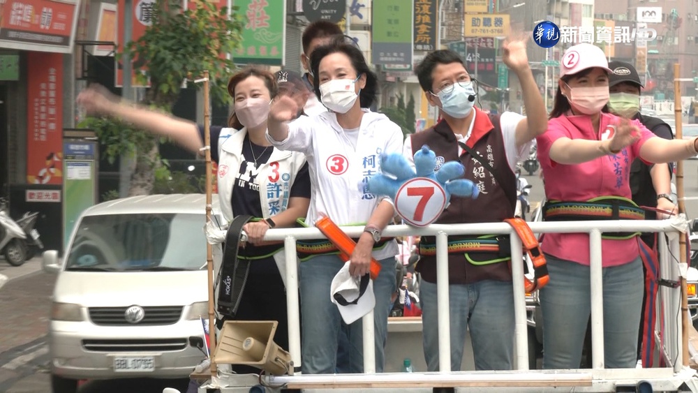 柯志恩車隊掃街 支持者放鞭炮熱鬧迎接