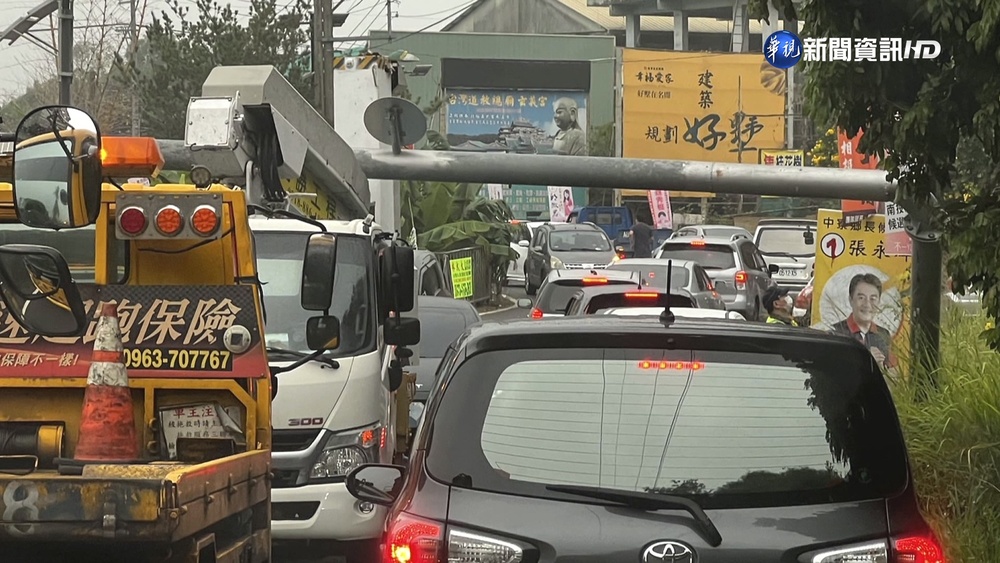 工程車撞斷限高桿 回堵兩小時 現已排除通車