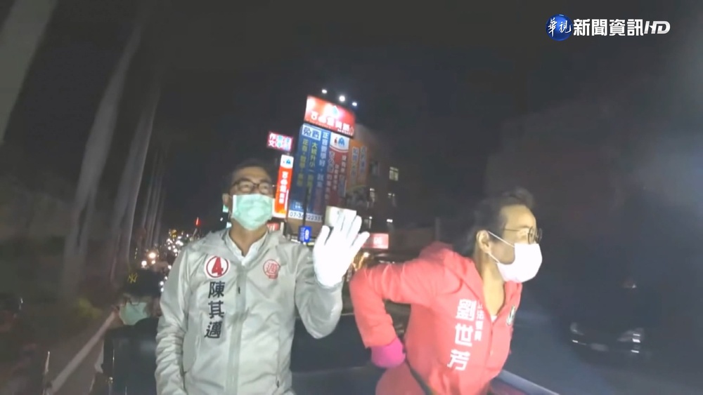 高雄藍.綠車隊晚間再出動 支持者熱情相迎