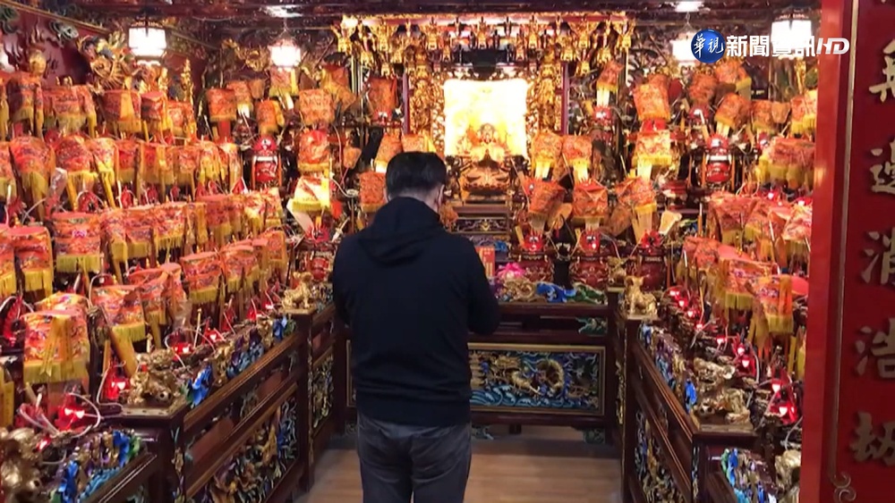 低溫漏夜排18小時 民眾爭點鹿港天后宮"財運燈"