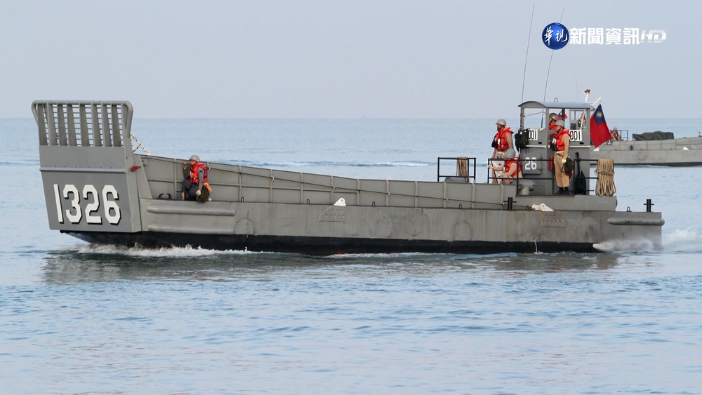 疑海象不佳 海軍運補艇"進水沉沒"5官兵平安!