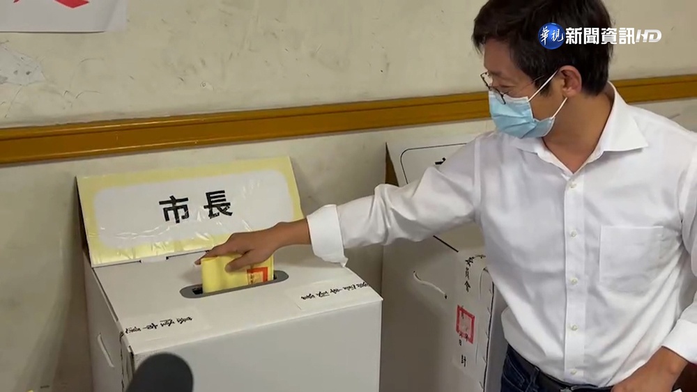 蔡適應穿"社群之夜"同套服裝 謝國樑抱愛女赴投票所