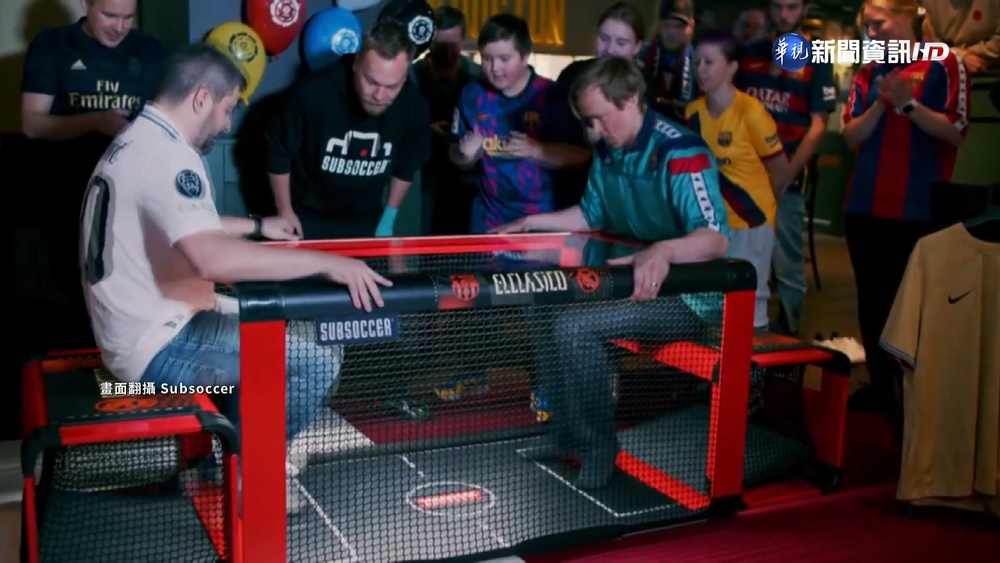 "桌下"腳力戰開踢！足球對戰坐著就能射門