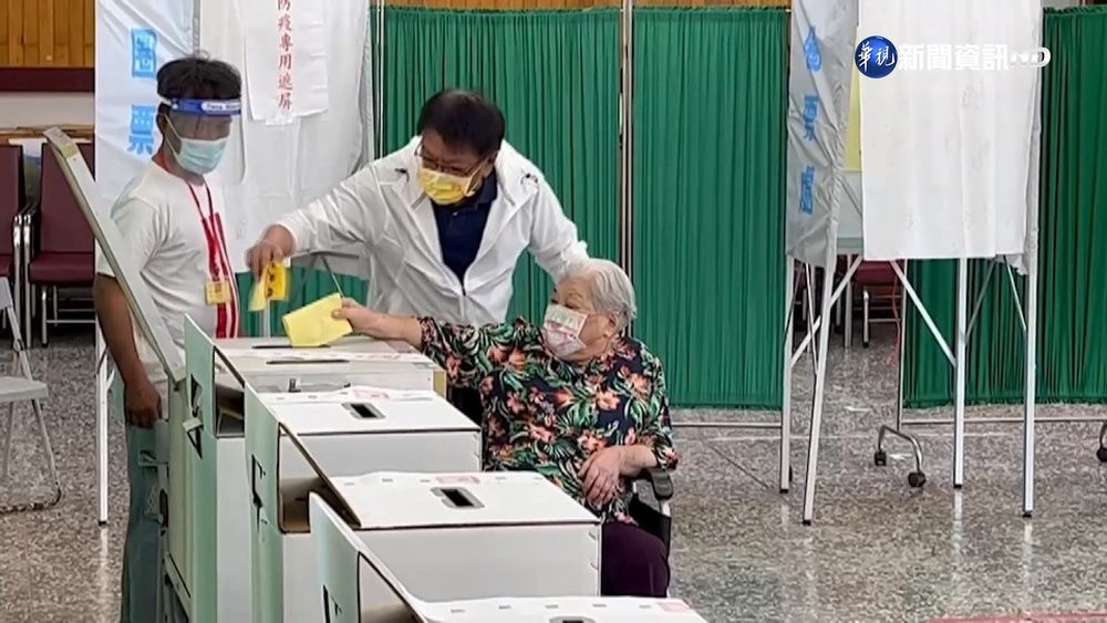 屏縣長三候選人完成投票 潘孟安任內最後一次投票