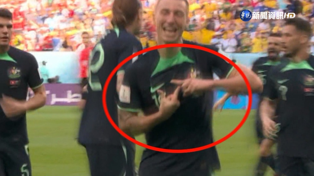 澳洲前鋒杜克進球比"神秘手勢" 萌兒暖心回應