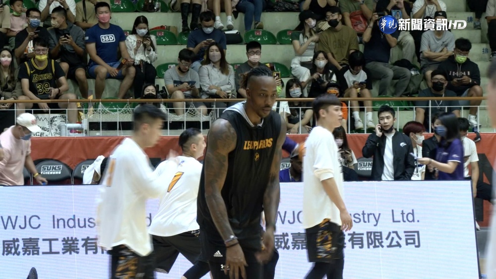 因傷隨隊不上場!"魔獸"當觀眾 球迷搶拍照