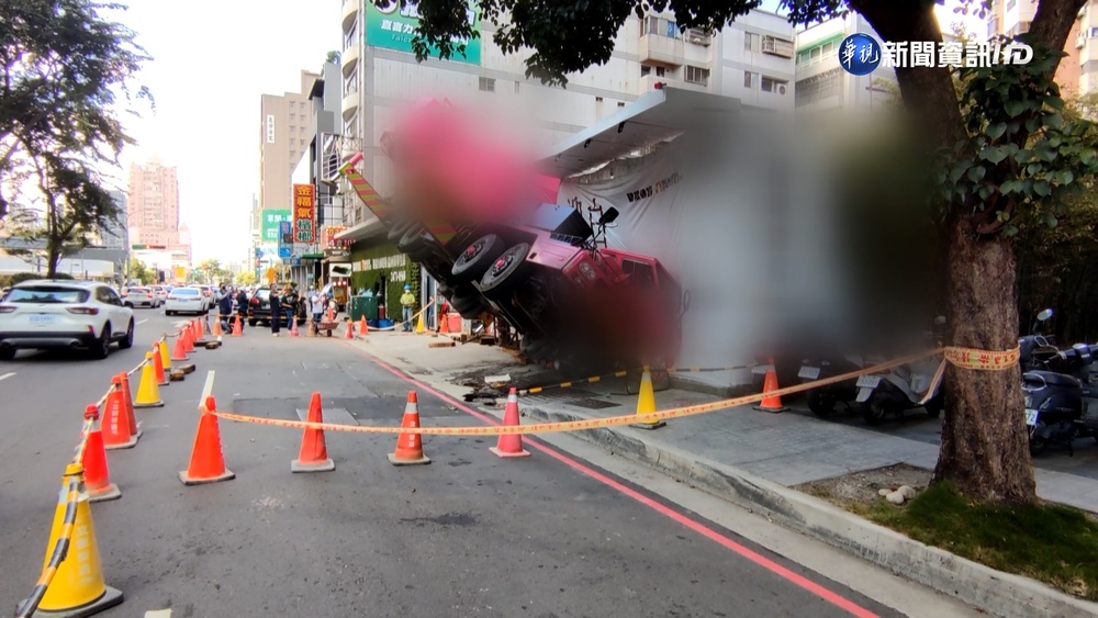 起重機吊掛不慎側翻 緊急搶救受困駕駛