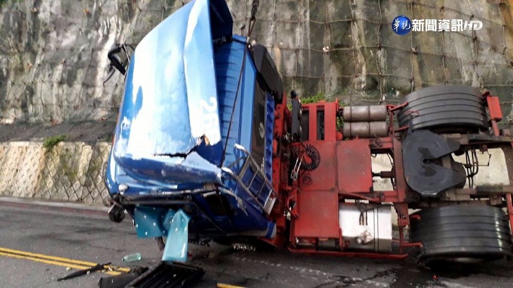 貨櫃車台二線83k翻覆 北上車道一度封閉