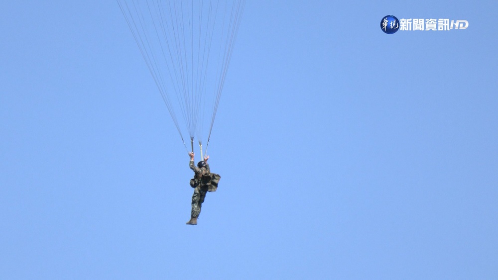 航特部傘訓!千英呎高空躍下 傘兵著"路"虛驚