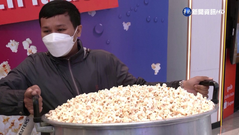 泰影城"爆米花吃到飽" 民眾扛大桶.鐵鍋拚命裝