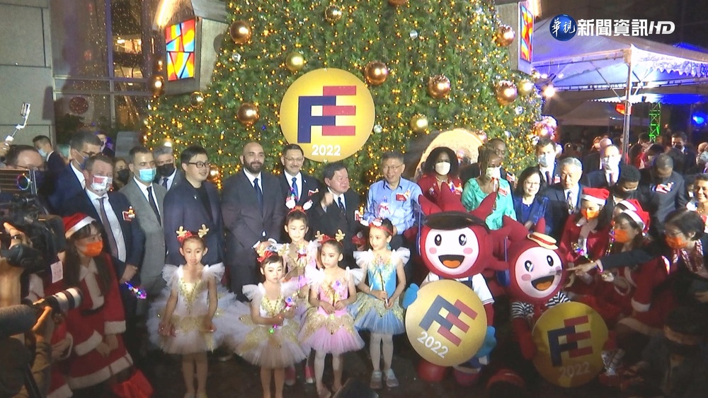 出席耶誕點燈儀式 柯文哲被CUE唱"堅持"